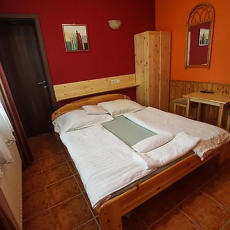 Kispipa Panzio 3* Szombathely